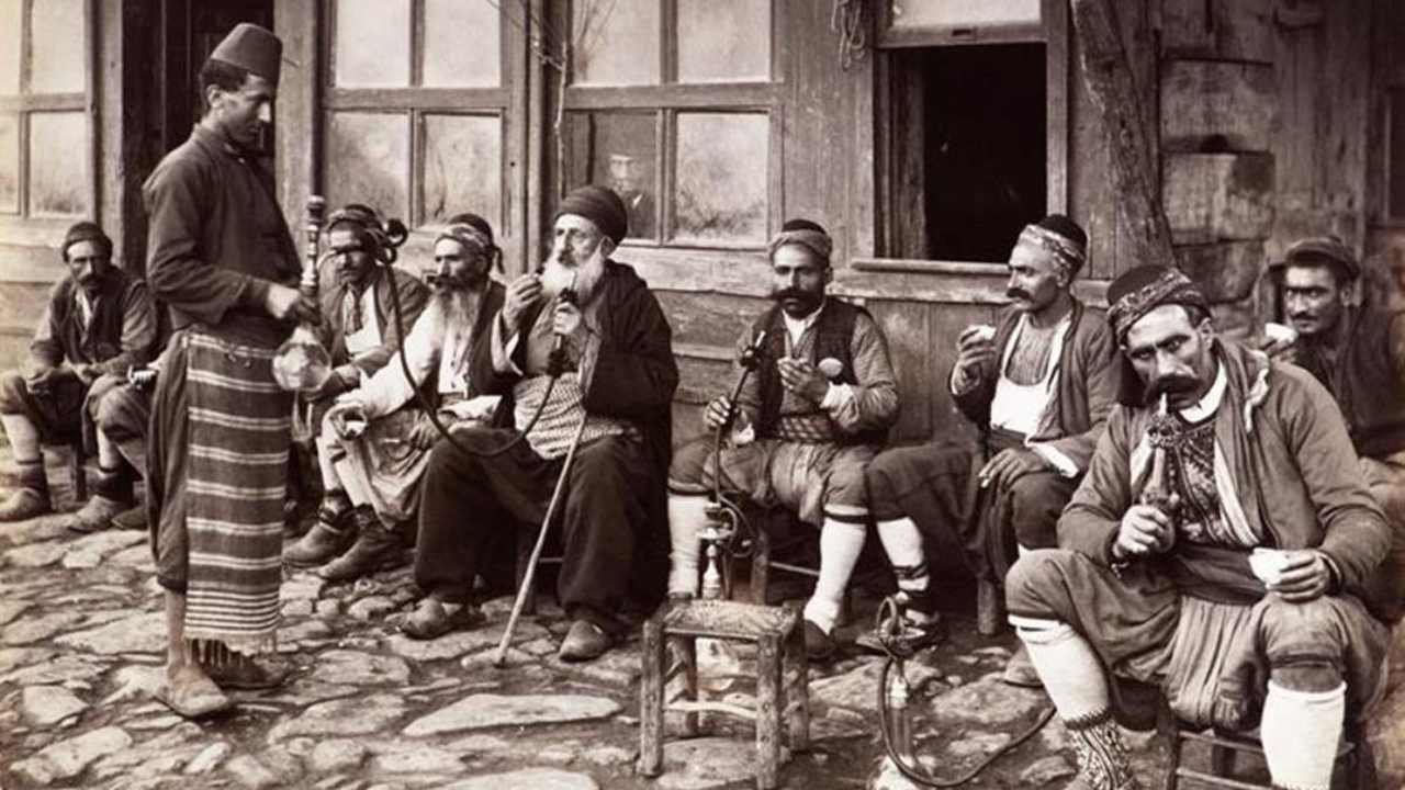 Osmanlı dönemi kahvehanesi - tarihi fotoğraf